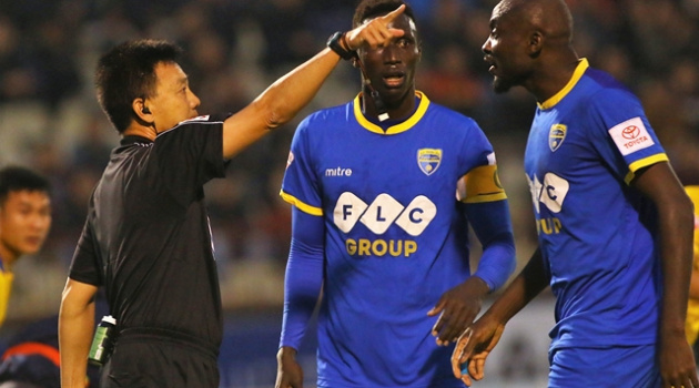 Còi vàng Võ Minh Trí giải nghệ