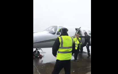 Sanchez vội vã lên phi cơ bay tới Manchester