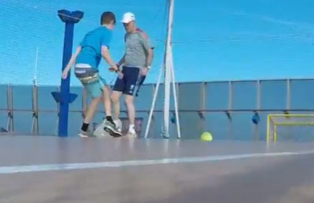 Cậu nhóc xỏ háng bố mình bằng tuyệt kỹ Rabona