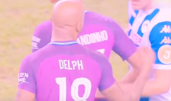 Tình huống dẫn đến chiếc thẻ đỏ của Fabian Delph trong trận đấu với Wigan