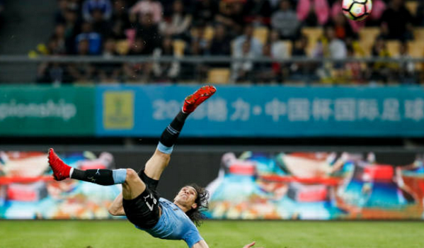 Siêu phẩm 'ngã bàn đèn', Cavani hẹn Bale tại chung kết
