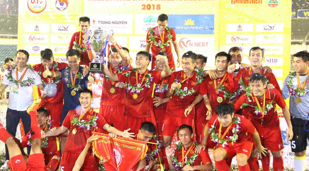 U19 Việt Nam cô đơn trên đỉnh vinh quang
