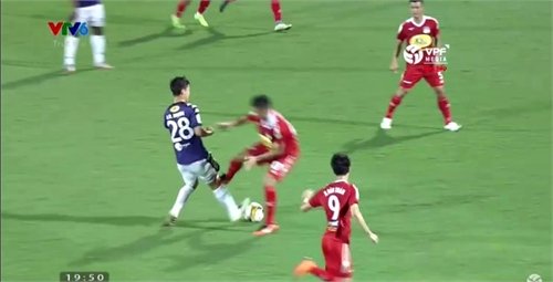 Pha vào bóng rợn người của Tăng Tiến về phía Duy Mạnh