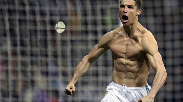 Sút rách lưới Juventus, Ronaldo khoe cơ bắp cuồn cuộn