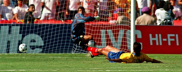 Những pha đốt lưới nhà thảm họa nhất các kỳ World Cup
