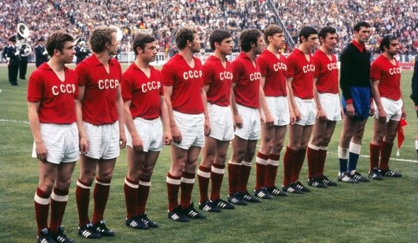 Những đội bóng cực mạnh mà phải ngồi nhà xem World Cup