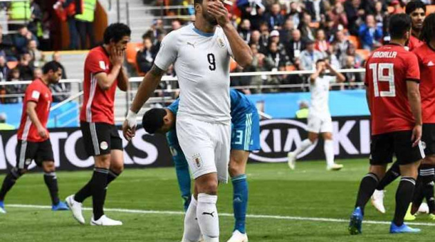 Hỏng ăn khó tin, Suarez bị chỉ trích thậm tệ