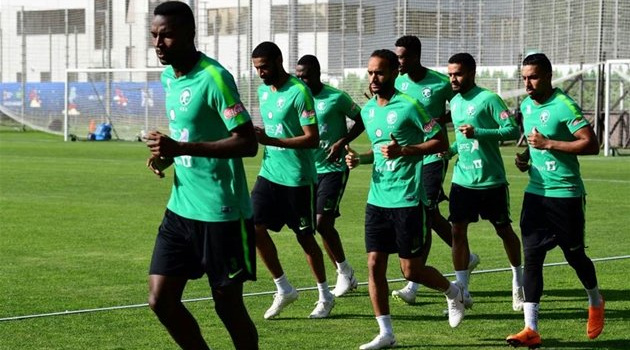 SỐC: Máy bay chở đội tuyển Saudi Arabia gặp trục trặc