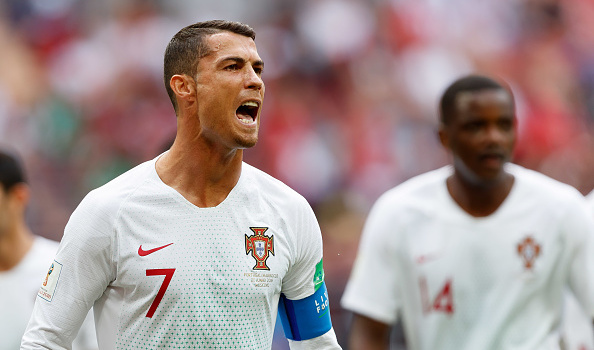 Ronaldo tiếp tục làm 'Vua' nhưng Bồ Đào Nha thắng trong sợ hãi