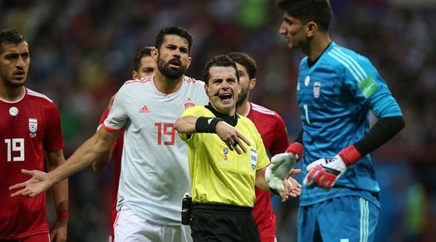 Diego Costa nổi đóa với trọng tài khi Iran câu giờ ngay trong hiệp một