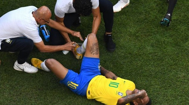 Fellaini chỉ cần hơn 5 phút để bỏ túi Neymar
