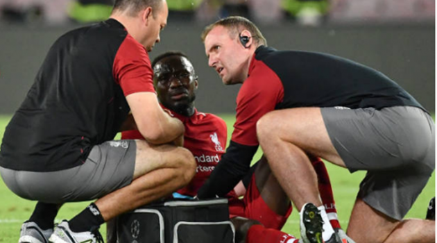 Lá bài tẩy Liverpool đau đớn rời sân bằng cáng