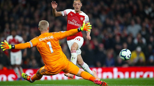 Pha kiến tạo đẳng cấp của Ozil biến hàng thủ Leicester thành trò hề