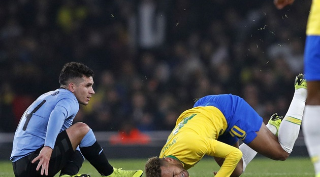 'Quái thú Arsenal' bức ép Neymar đến bước đường buộc phải chơi xấu