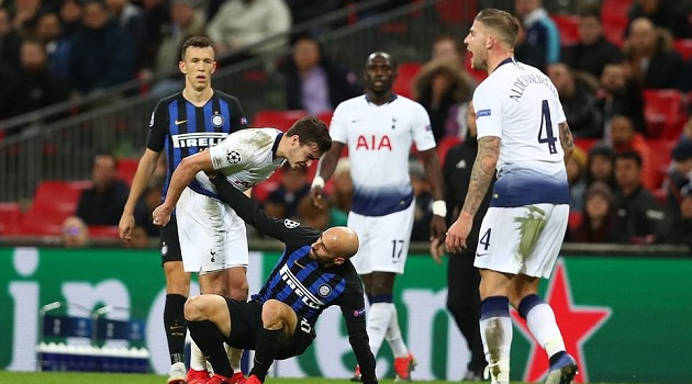 Sân Wembley choáng váng khi sao trẻ Tottenham hạch tội đàn anh