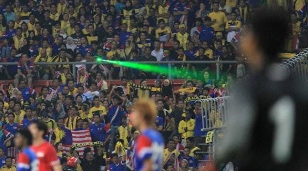 Nóng! Fan Malaysia chối đây đẩy vụ chiếu lazer vào thủ thành Tấn Trường