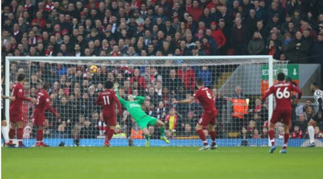 Mọi người nín thở với cú sút này của Lovren