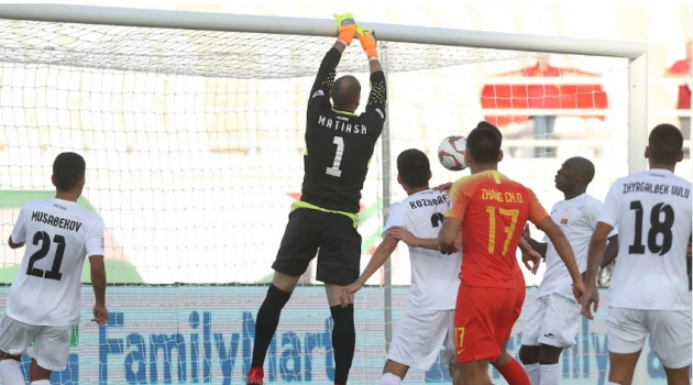 Thủ thành của Kyrgyzstan chơi 'bóng rổ', dâng tặng tuyển Trung Quốc 2 bàn