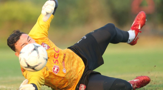 Văn Lâm bay nhảy bầm dập ở buổi tập của Muangthong United 