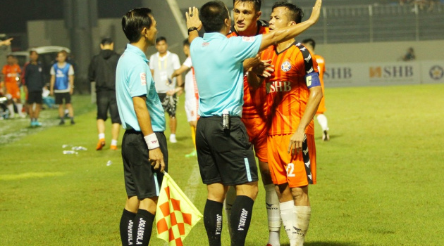 Đẳng cấp trọng tài như này thì nên áp dụng công nghệ VAR gấp