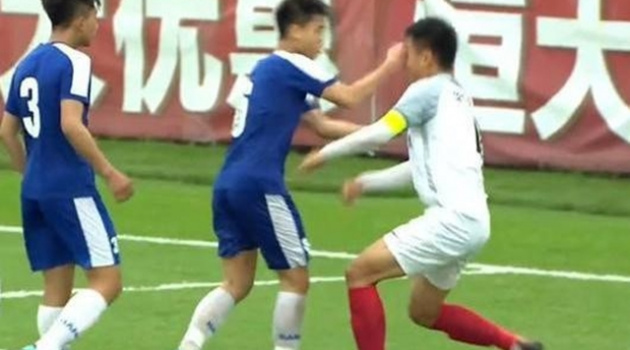 Cầu thủ U17 Hà Nội đấm thẳng vào mặt đối thủ, VFF nói gì?