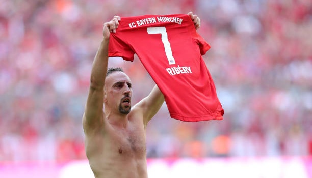 Nhận thẻ vàng sau khi ghi bàn, Ribery hành động 'sốc' với trọng tài