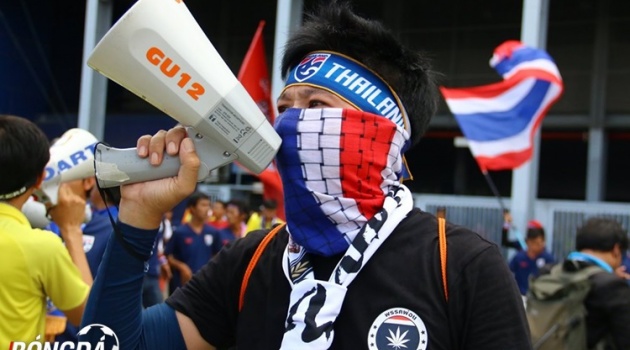 Ủng hộ Thái Lan, CĐV bất chấp thời tiết, hóa ninja ngoài sân vận động