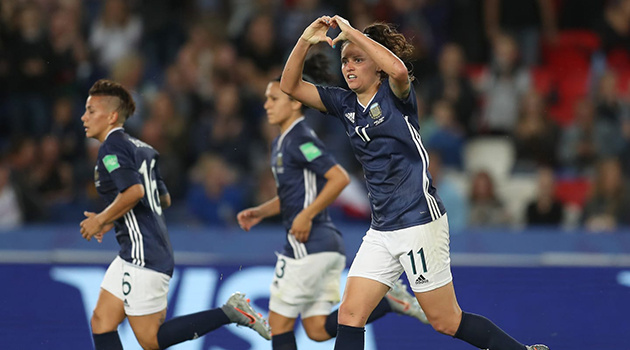 Học Lionel Messi, các cô gái Argentina để hòa thất vọng