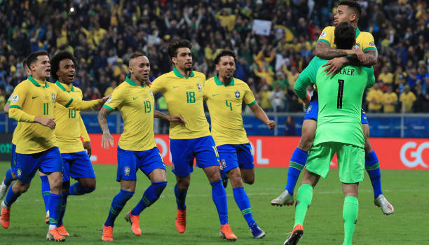 Giúp Brazil thoát hiểm, Alisson ôm chầm ngay kình địch cấp CLB