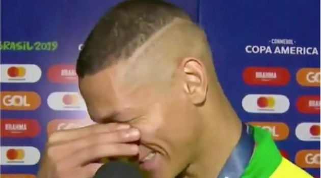 SỐC! Sao Brazil tặng bàn thắng cho người anh không nhớ tên