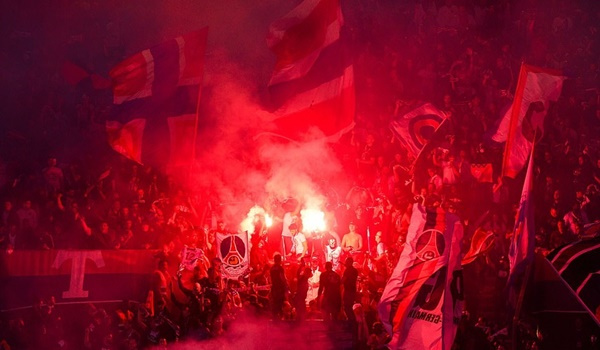 Kền kền thua tan nát, CĐV PSG nhuộm đỏ khán đài bằng pháo sáng