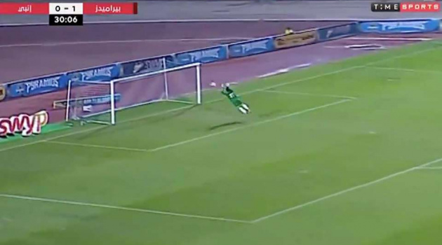 Thủ môn Ai Cập tái hiện pha cứu thua thần sầu của Joe Hart với M.U 11 năm trước