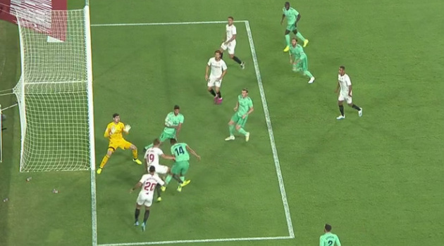 Trọng tài và VAR bỏ qua tình huống chạm tay trong vòng cấm của Raphane Varane