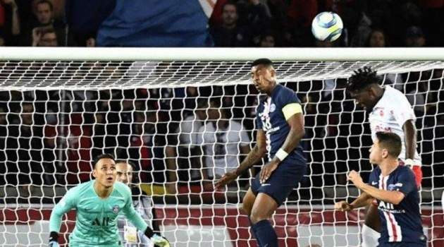 SỐC! Đội trưởng PSG 'ngáo ngơ' khó tin buộc trọng tài phải can thiệp