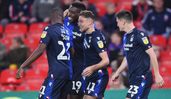 25 phút thăng hoa, bại tướng Arsenal vươn lên ngôi đầu Championship