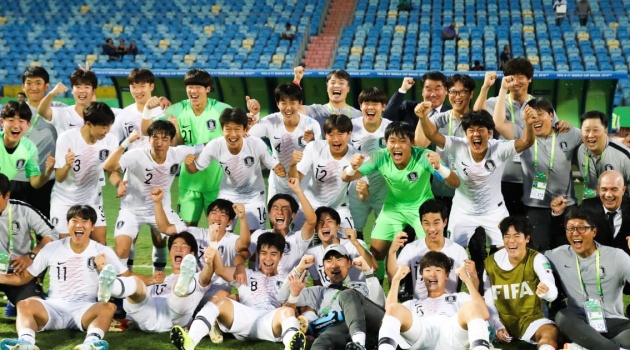 Đội bóng quê hương của thầy Park giành vé vào tứ kết World Cup