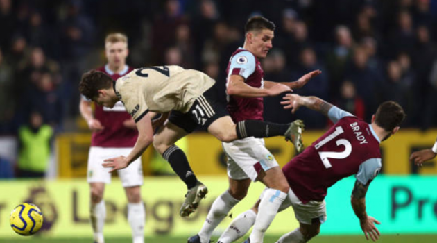 Máy chạy Man United bị đánh hội đồng bởi vòng vây cầu thủ Burnley