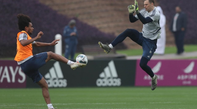 SỐC! Neuer thi triển cú kungfu khiến thần tài của Bayern ngã gục ra sân