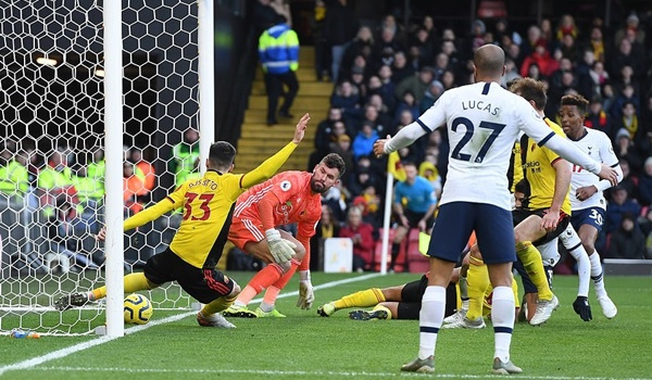 Thầy trò HLV Jose Mourinho mất 3 điểm vì vài milimet vạch vôi