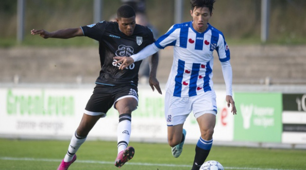 HLV Heerenveen tiết lộ đội hình, Đoàn Văn Hậu hết cửa đá chính trận gặp Feyenoord?