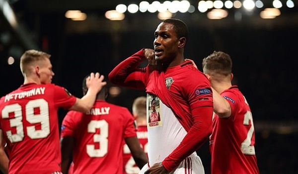 Vén màn bí ẩn đằng sau pha ăn mừng của Odion Ighalo