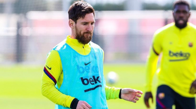 Messi căng thẳng khi rơi vào thế bám đuổi