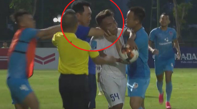 SỐC! HLV Phố Hiến bóp cổ, dí cùi chỏ vào cầu thủ An Giang