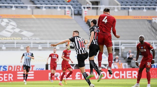 Liverpool ngược dòng ngoạn mục, đánh bại Newcastle