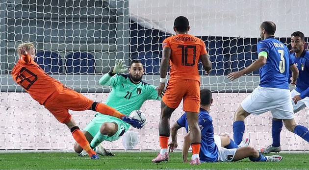 Tung 14 cú sút, Hà Lan vẫn bị cầm chân trước Ý