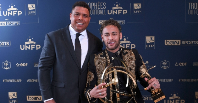 So sánh thành tích của Neymar với 'Người ngoài hành tinh' Ronaldo