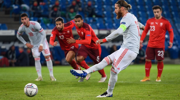 Ramos đá hỏng 11m 2 lần, TBN thoát thua phút cuối nhờ 'cánh chim lạ'