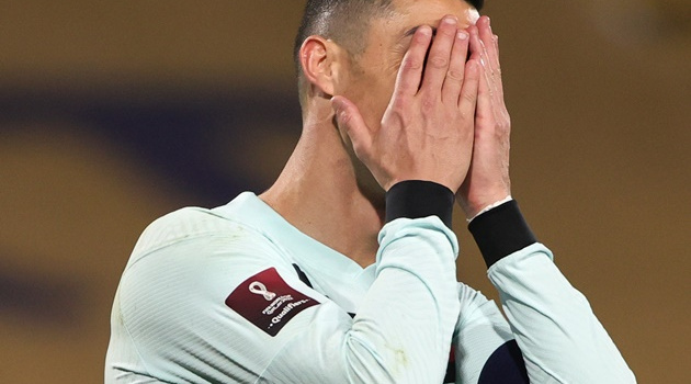 Ném băng đội trưởng, Ronaldo phá vỡ im lặng