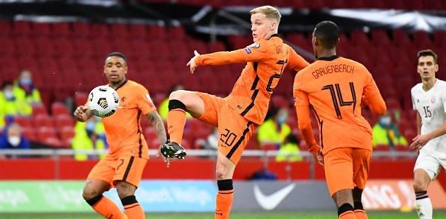 Những hình ảnh ấn tượng trong ngày Van de Beek ra sân cho Hà Lan