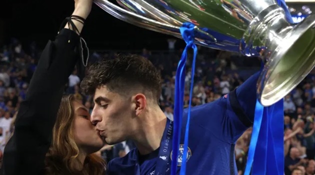 WAGs Chelsea ăn mừng Champions League: 'Chị đại' nhảy cẫng ôm chồng